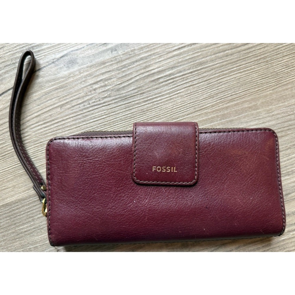 Fossil Burgundy Zip Wristlet Wallet Strap Card Slots ID Window